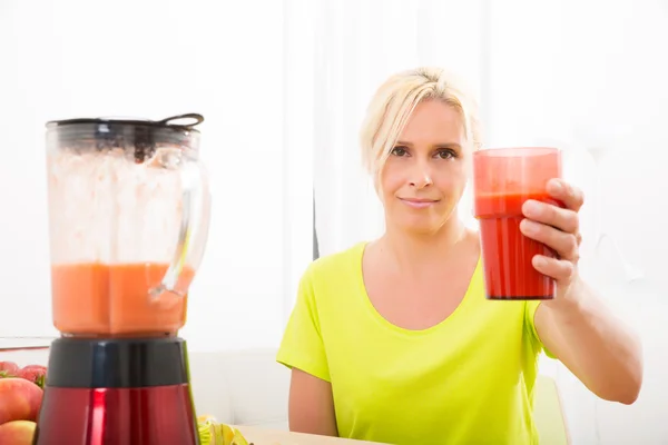 Mujer madura disfrutando de un batido —  Fotos de Stock